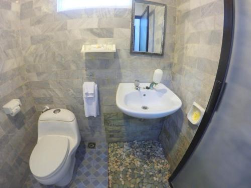 乌鲁瓦图马穆乌鲁瓦图酒店的一间带卫生间和水槽的浴室