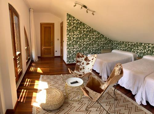 奧瑞那波萨达罗布尔拉酒店的一间设有两张床、椅子和飞盘的房间