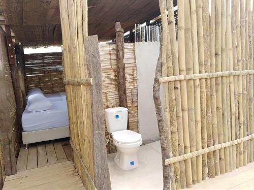 比利亚维哈Hotel Flor de Liz Bereshit Bara的竹屋中带卫生间的浴室