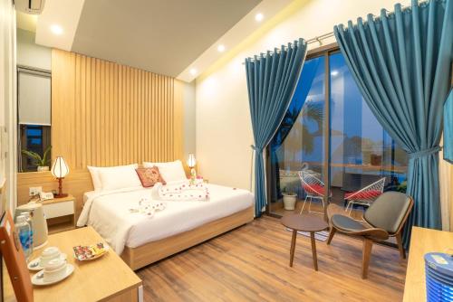 会安Hoi An Grace River Villa的酒店客房带一张床、一张桌子和椅子