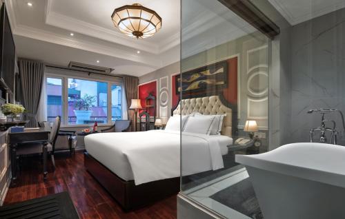 河内Acoustic Hotel & Spa的酒店客房设有一张床、一张书桌和一间浴室。