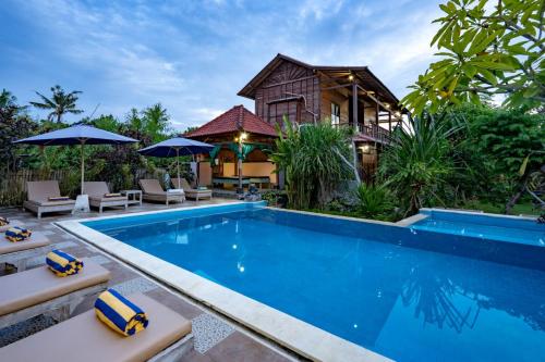 蓝梦岛Dream Beach Inn的一座带游泳池和房子的别墅