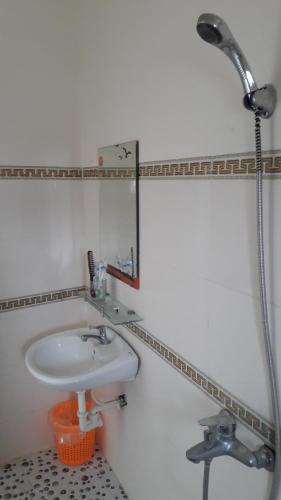 广义khach san thu thanh ly son的一间带水槽和淋浴的浴室