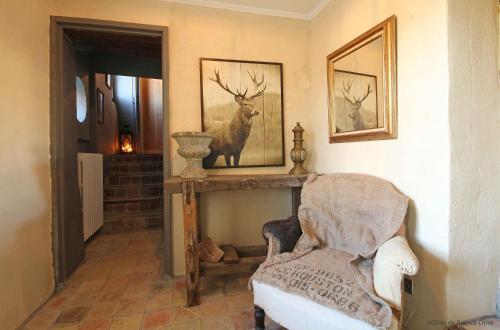贝莱姆LA GUINGUETTE DE BELLEME的一间房间,配有椅子和鹿的照片