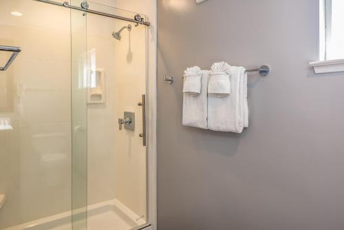 蒙特雷The Inn at 1252 Monterey的带淋浴和白色毛巾的浴室
