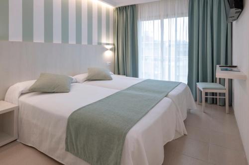 皮内达德马尔梅尔切酒店的酒店客房设有一张白色大床和一个窗户。