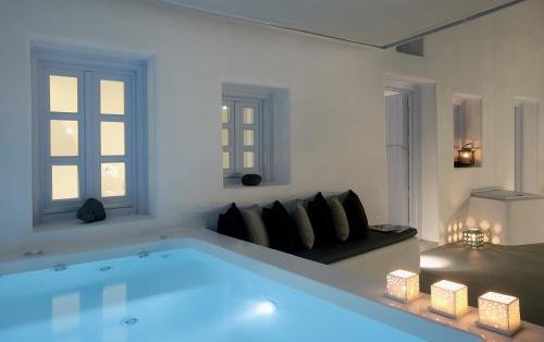 梅加洛克里阿尼莫里亚别墅酒店的带沙发的客厅设有大浴缸