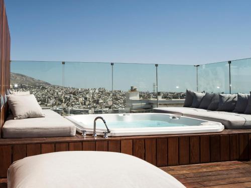 雅典潜望镜酒店的浴缸,享有城市美景