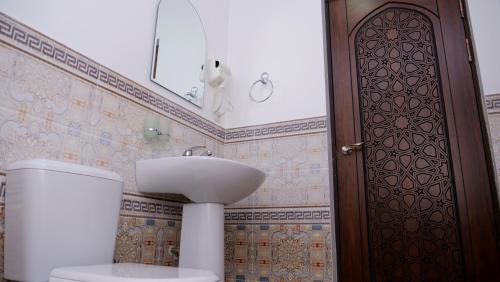 布哈拉AYUB Boutique Hotel的一间带卫生间和水槽的浴室