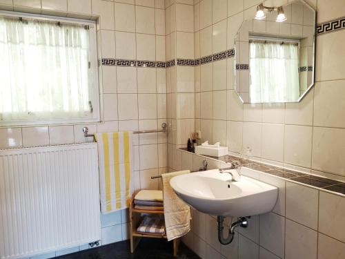 GamburgGästehaus Martin的一间带水槽和镜子的浴室