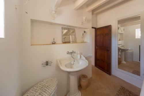 圣弗朗西斯科哈维尔Can Toni Platera的白色的浴室设有水槽和镜子