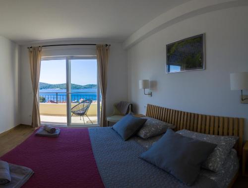 维斯Apartment Sandra (2+2) with a breathtaking view的一间卧室设有一张床,享有海景
