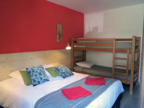 La Motte-en-ChampsaurAUBERGE GAILLARD的一间卧室配有两张床和一张双层床。