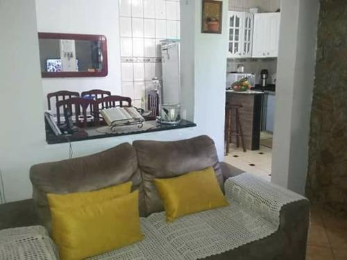 卡舒埃拉保利斯塔Casa & Hospedagem Carol的客厅配有沙发和2个黄色枕头
