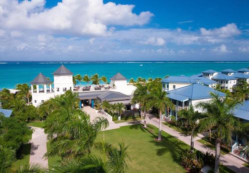 普罗维登西亚莱斯岛Beaches Turks and Caicos Resort Villages and Spa All Inclusive的享有度假胜地的海洋美景