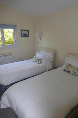 GurnardPebble Lodges的卧室内两张并排的床