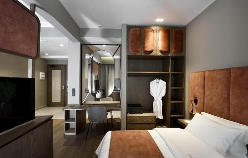 塞萨洛尼基Roomore Apartments的一间酒店客房 - 带一张床和一间浴室