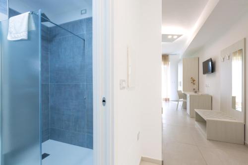 乌真托Alfema Rooms的带淋浴的浴室和玻璃门