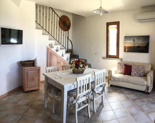 内比达Il Tramonto Tanca Piras的客厅配有桌子和沙发
