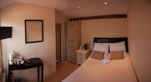 克罗伊登水晶洛奇酒店的卧室配有一张白色大床