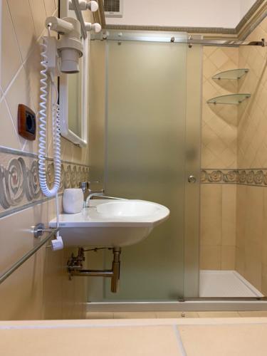 维耶斯泰Villaggio Idra的一间带水槽和淋浴的浴室