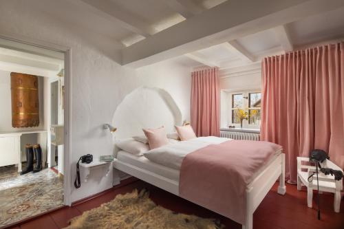 RuzsaHomoki Lodge - Nature Quest Resort - Adult Only的卧室配有带粉红色床单的大型白色床