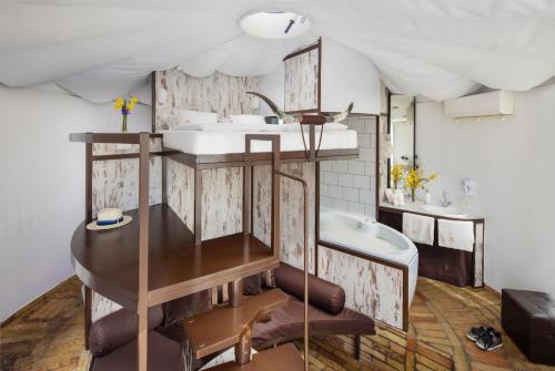 RuzsaHomoki Lodge - Nature Quest Resort - Adult Only的浴室配有盥洗盆和浴缸。