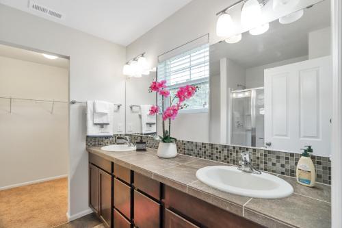 塔科马Terra House Tacoma的一间带两个盥洗盆和大镜子的浴室