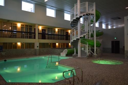 尼斯库Coast Nisku Inn & Conference Centre的一座带游泳池和滑梯的大型建筑
