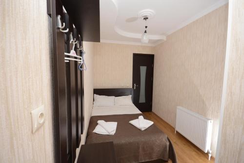 阿哈尔齐赫奥林普旅馆的一间卧室配有一张带两个白色枕头的床