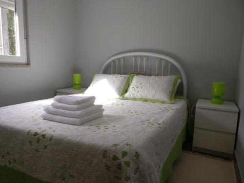 阿马里什Casa da Moleira的一间卧室配有带毛巾的床