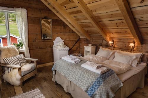 Viksdalen弗拉赛姆农家乐的小木屋内一间卧室,配有一张床