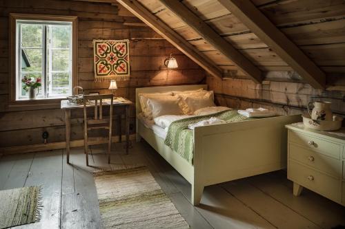 Viksdalen弗拉赛姆农家乐的一间卧室配有一张床、一张书桌和一个窗户。