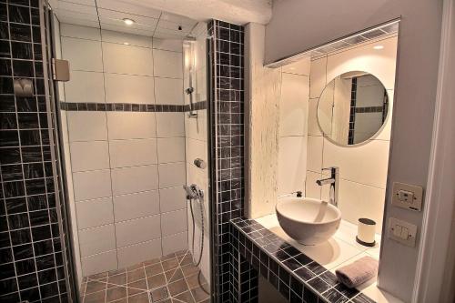 科尔马LE PTIT BARTHO的一间带水槽、卫生间和镜子的浴室