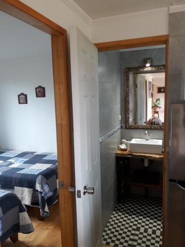 洛斯比洛斯Cabanas Viento Sur. Los Vilos的一间带水槽、床和镜子的浴室