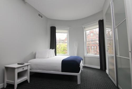 波士顿Stylish Newbury Street Studio, #4的一间卧室设有一张床和一个窗口