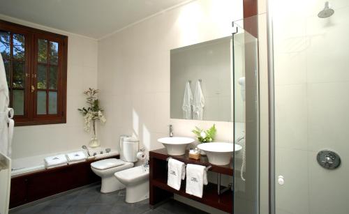 蒂格雷Hotel Villa Victoria de Tigre的浴室配有卫生间、盥洗盆和淋浴。