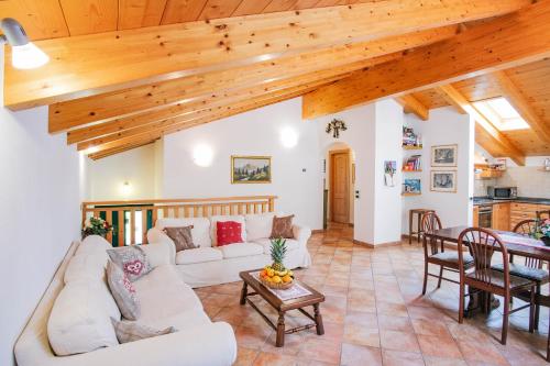 圣博沃拉卡萨福尔德公寓的客厅配有白色家具和木制天花板。