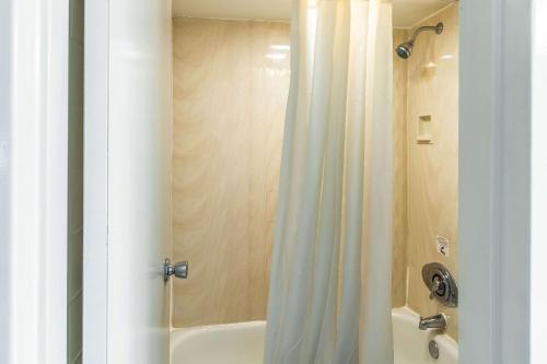 曾斯维尔曾斯维尔红屋顶酒店的带淋浴和浴帘的浴室