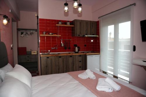 艾斯普罗瓦塔Candy's Boutique Rooms的卧室配有大型白色床和红色瓷砖