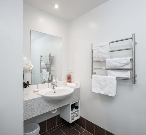 基督城Spacious 2 Bedroom Apartment Downtown Christchurch的一间带水槽和镜子的浴室
