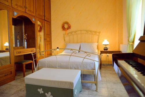 特里皮蒂Villa de viento的一间卧室配有一张床和一架钢琴