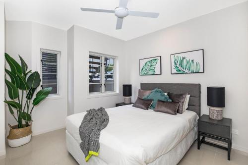 布里斯班Park Avenue Hideaway for 4 Auchenflower Brisbane的白色卧室配有床和吊扇