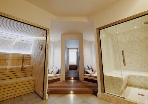 贝济耶La Villa Guy & Spa - Teritoria的客房设有两张床、淋浴和一间浴室。