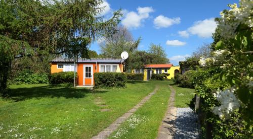霍尔斯泰因地区诺伊斯塔特Bärenklau的一座带花园和小径的房屋