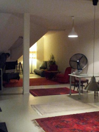 柏林Prof Loft Berlin的客厅配有桌子和沙发