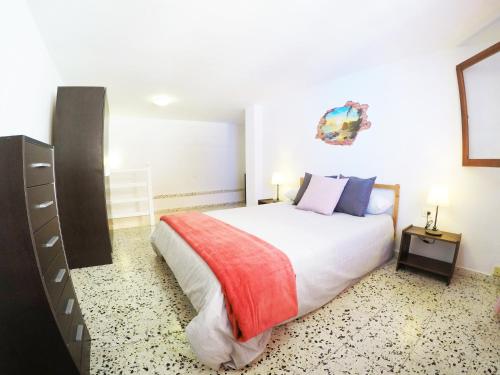 San AndrésCarta Apartment in San Andrés的一间卧室配有一张带红色毯子的大床