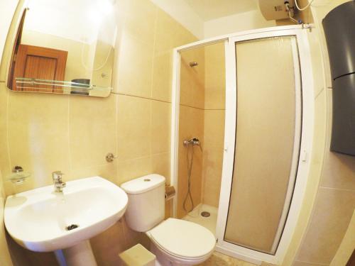 San AndrésCarta Apartment in San Andrés的浴室配有卫生间、盥洗盆和淋浴。