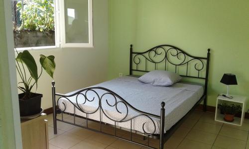 圣若瑟Kaznanou的一间位于绿色客房内的卧室,配有一张床