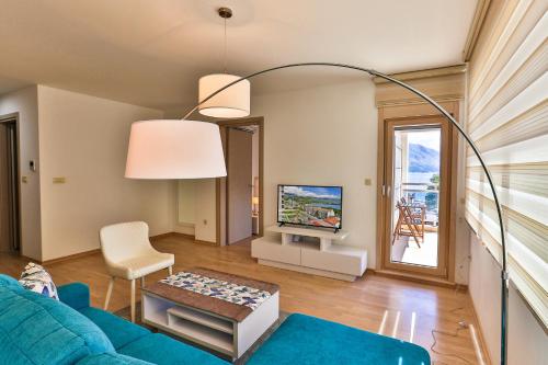 布德瓦Gufo Apart的客厅配有蓝色的沙发和电视